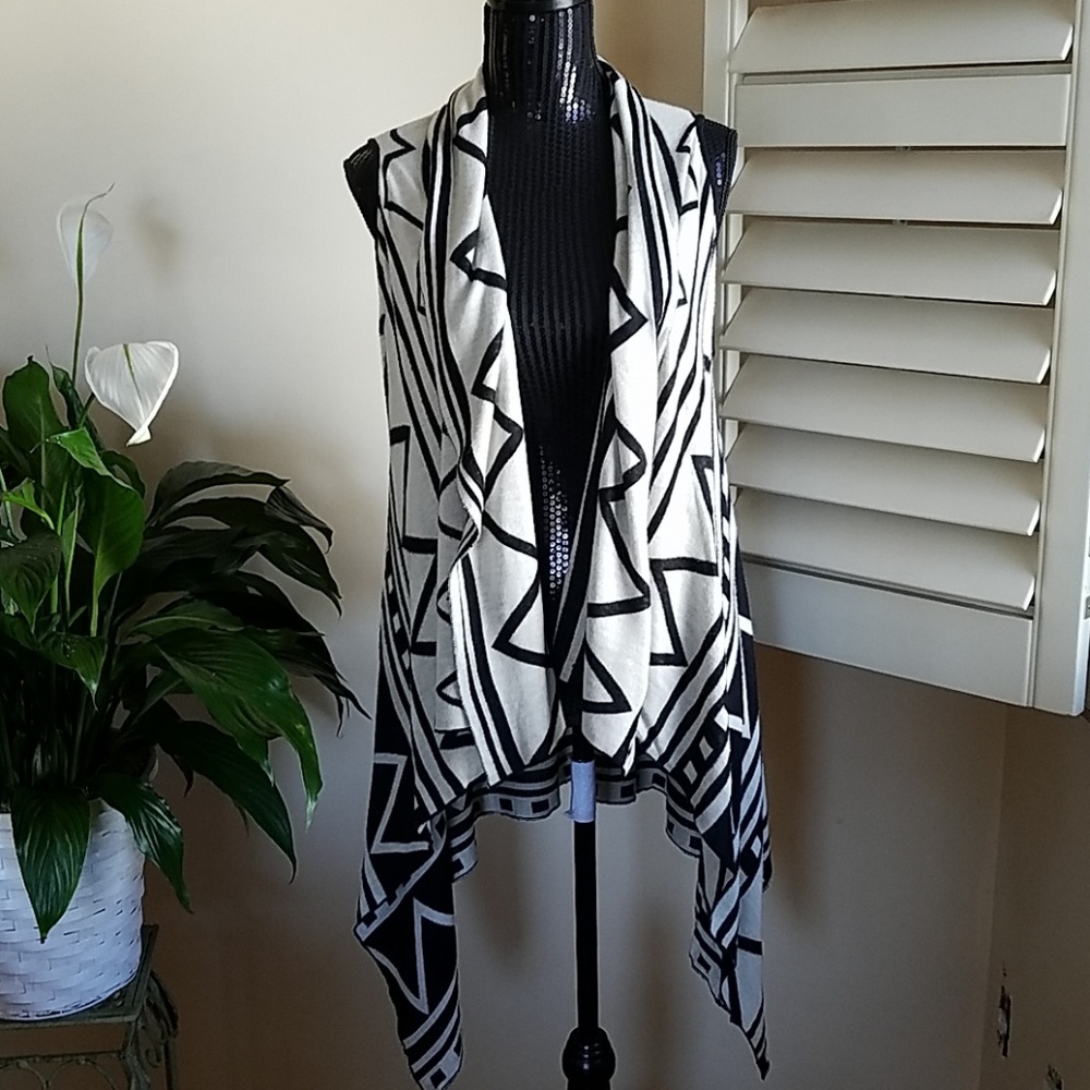 Aztec pattern sleeveless sweater shawl